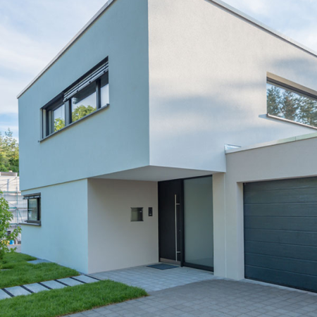 Dunkelgraue moderne Haustür